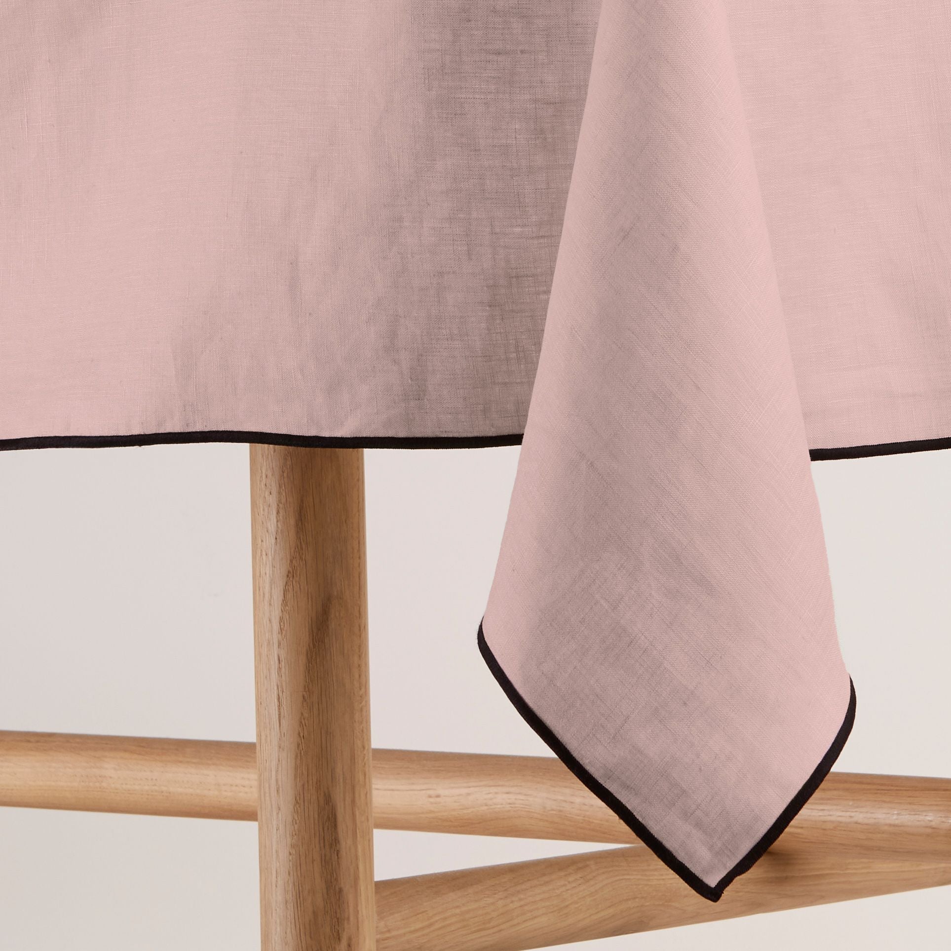 Nappe carrée CARLINA rose poudré et bourdon noir