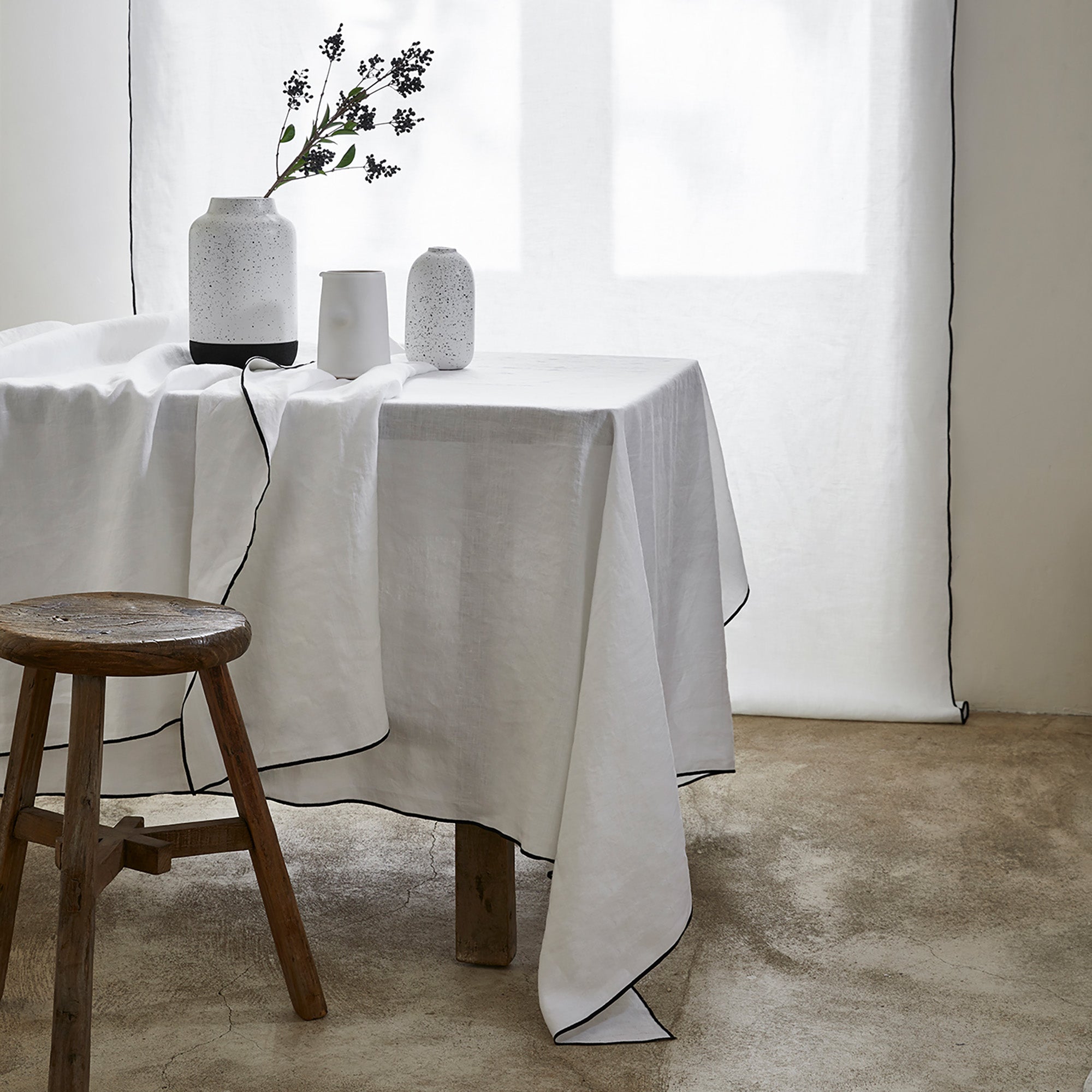 Nappe carrée CARLINA blanc pur et bourdon noir