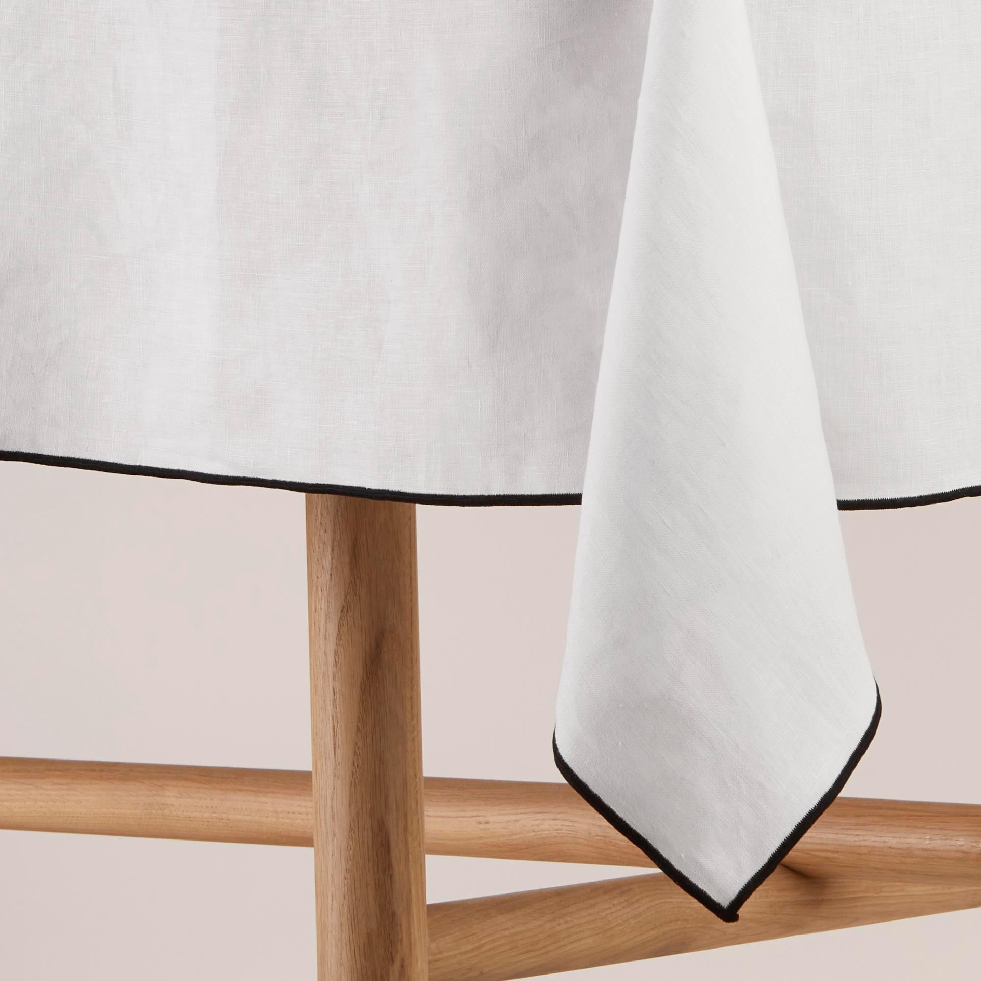 Nappe carrée CARLINA blanc pur et bourdon noir