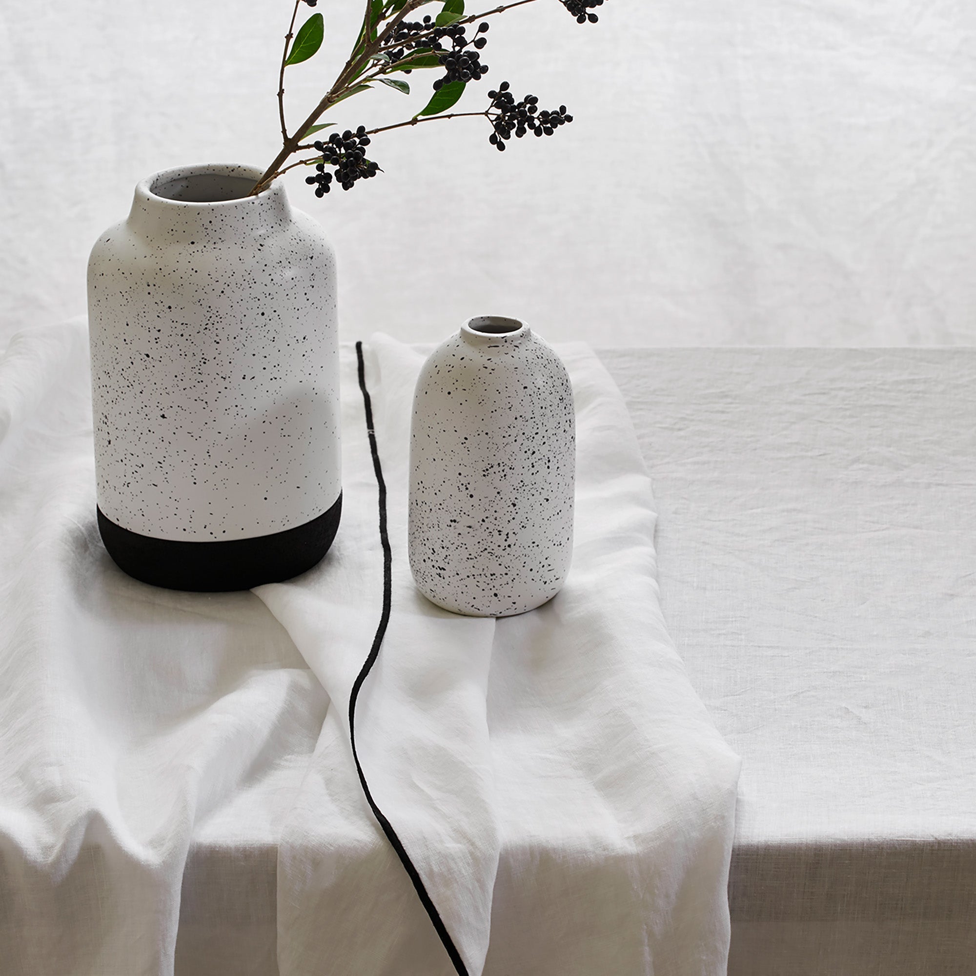 Nappe carrée CARLINA blanc pur et bourdon noir