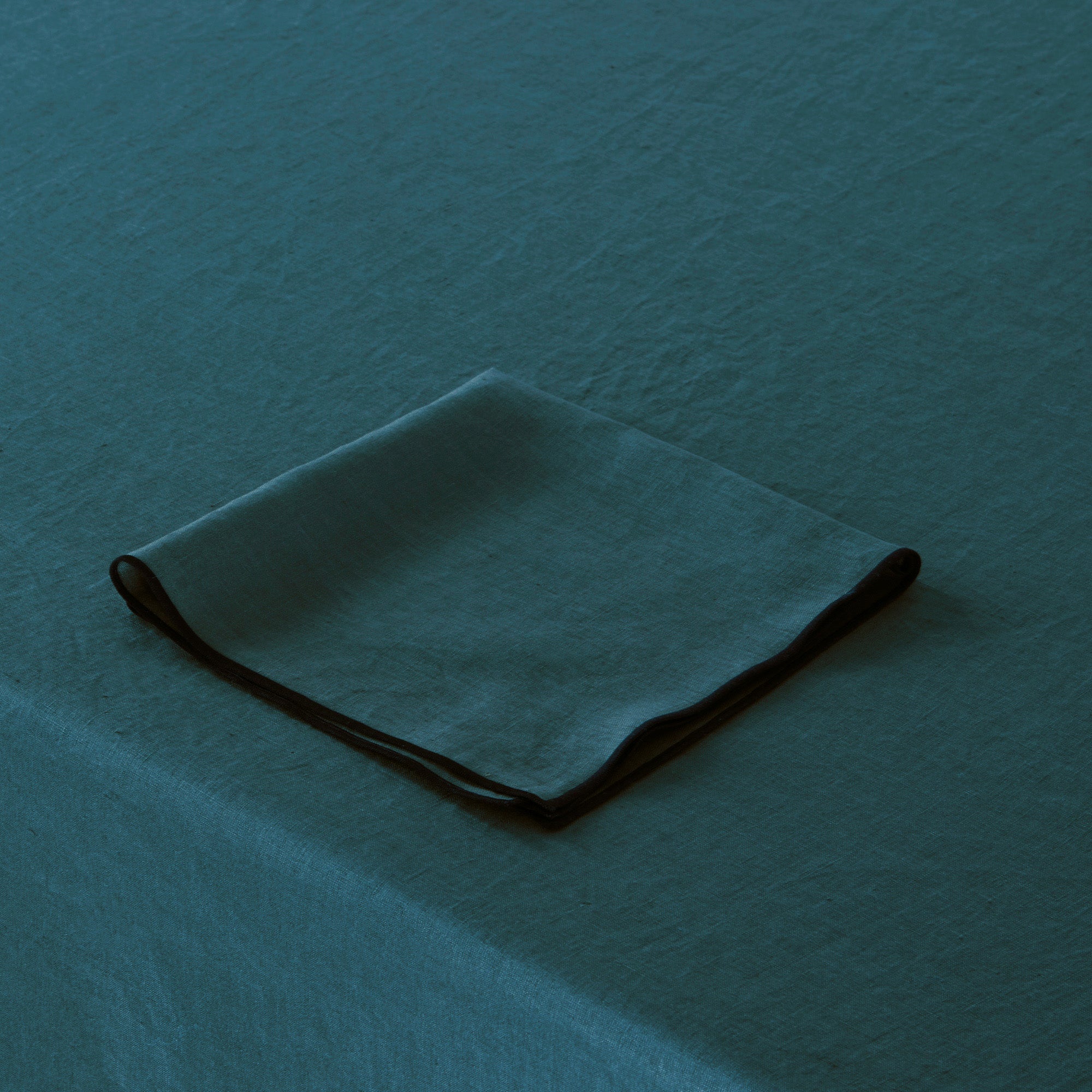 Nappe rectangulaire CARLINA pétrole et bourdon noir