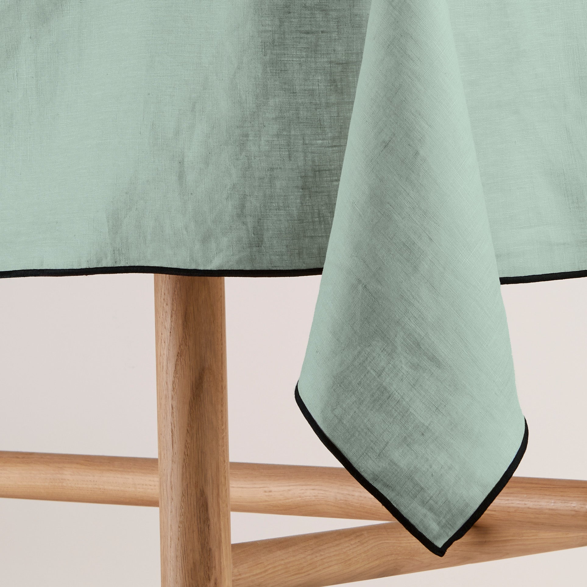 Nappe rectangulaire CARLINA tilleul et bourdon noir Madura