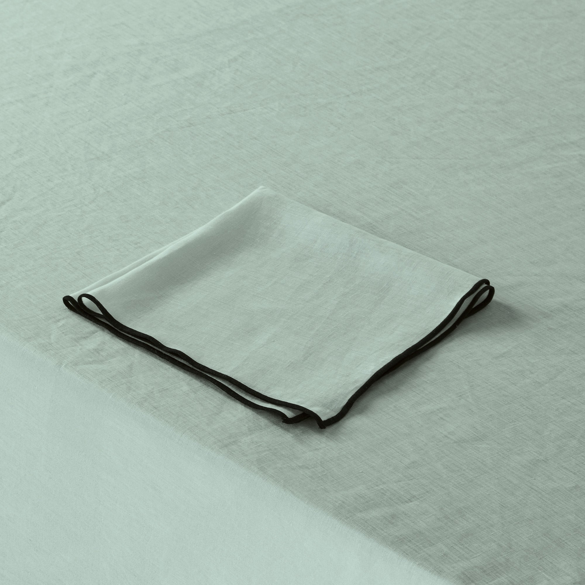 Nappe rectangulaire CARLINA tilleul et bourdon noir Madura