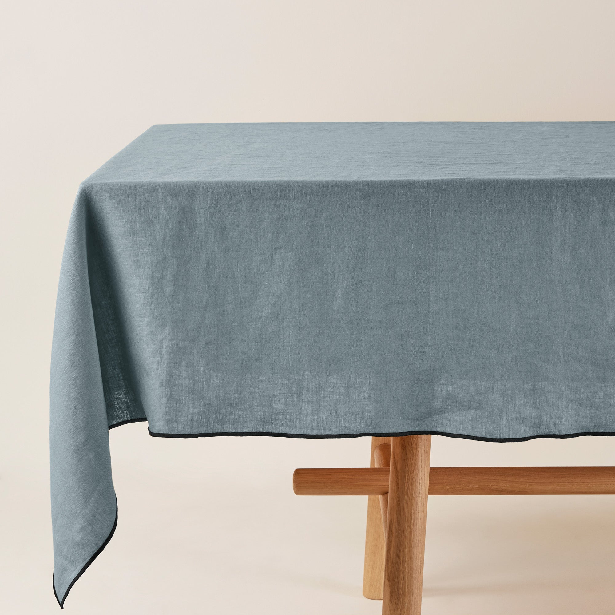 Nappe rectangulaire CARLINA vert de gris et bourdon noir Madura