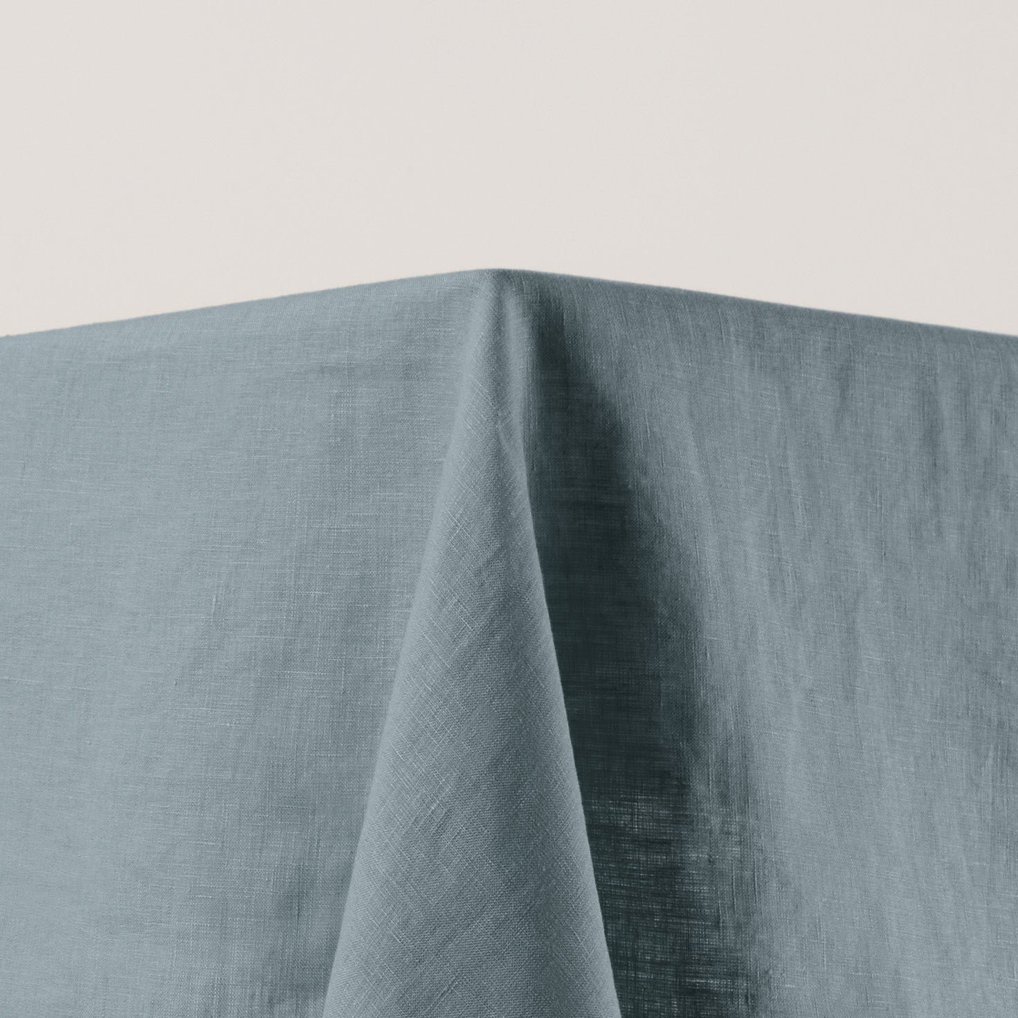Nappe rectangulaire CARLINA vert de gris et bourdon noir Madura