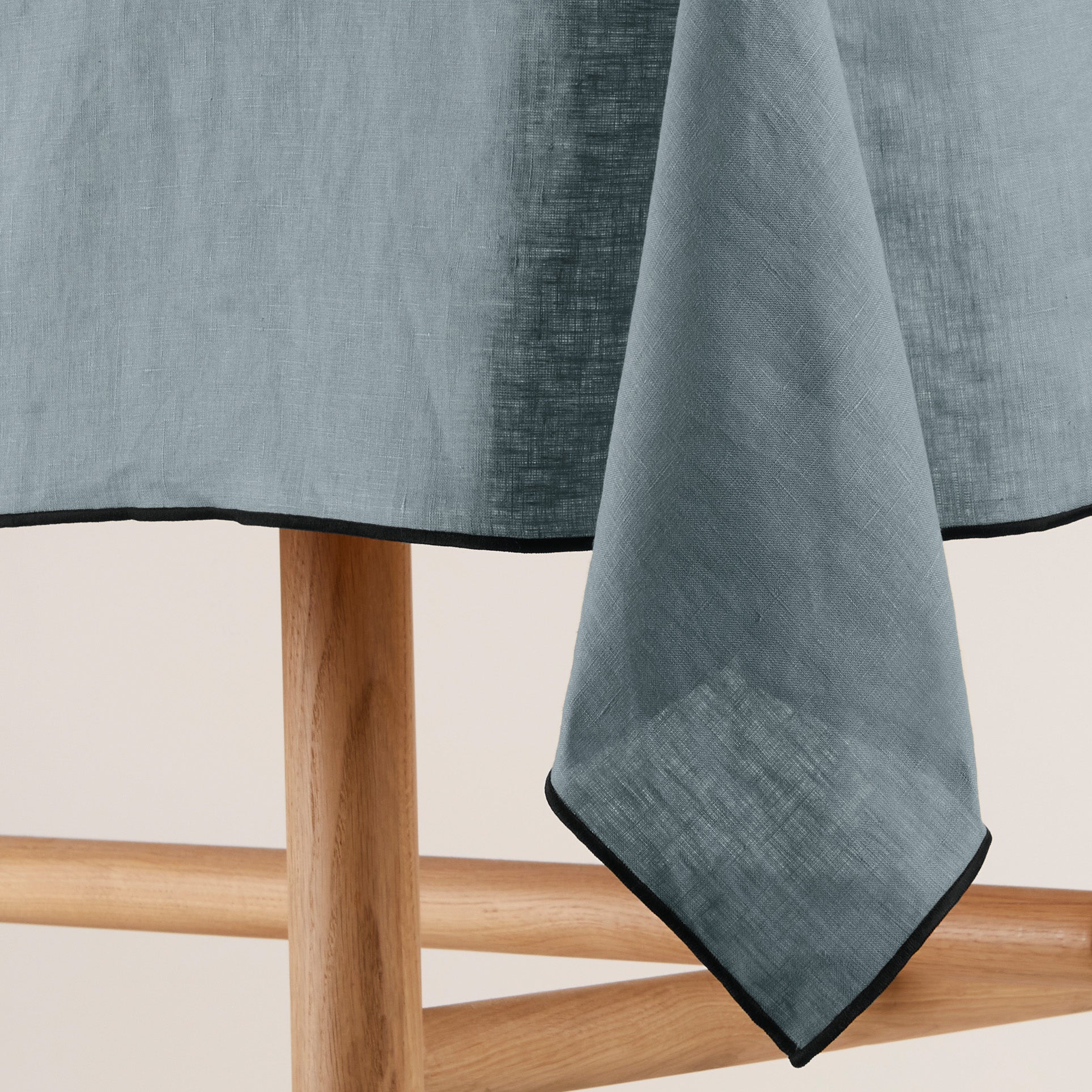 Nappe rectangulaire CARLINA vert de gris et bourdon noir Madura