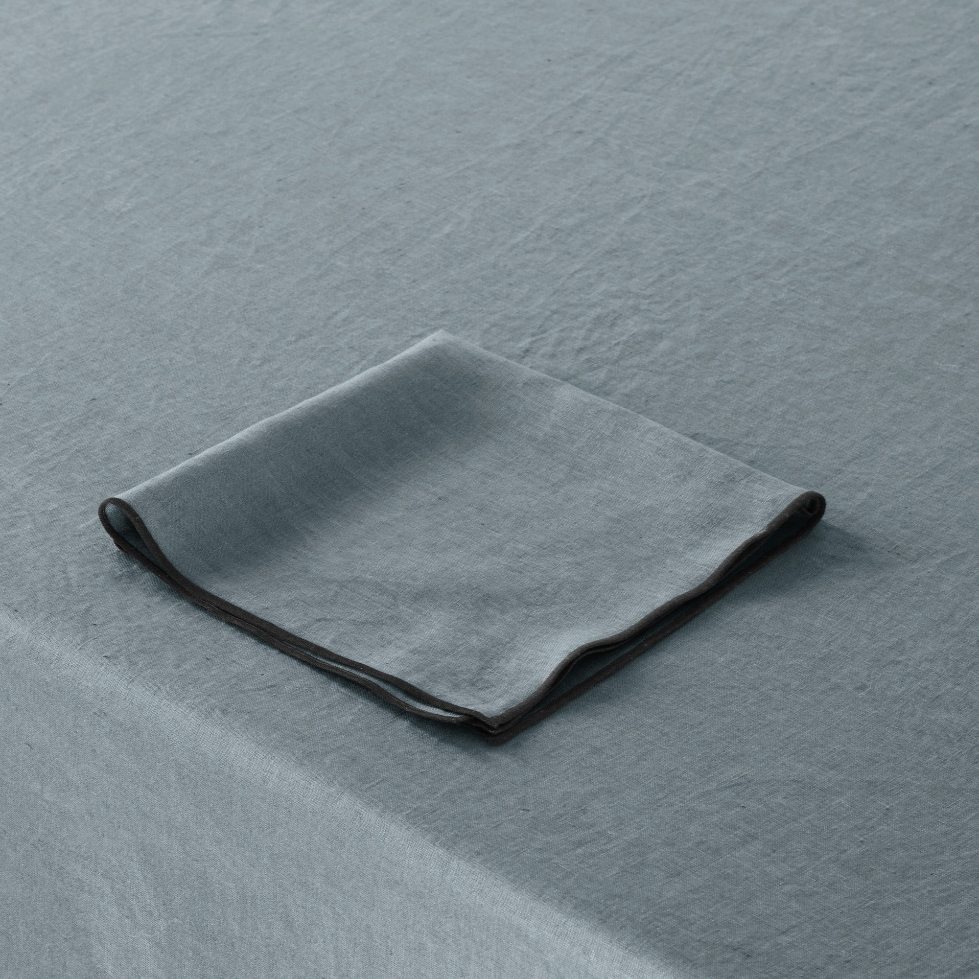 Nappe rectangulaire CARLINA vert de gris et bourdon noir Madura