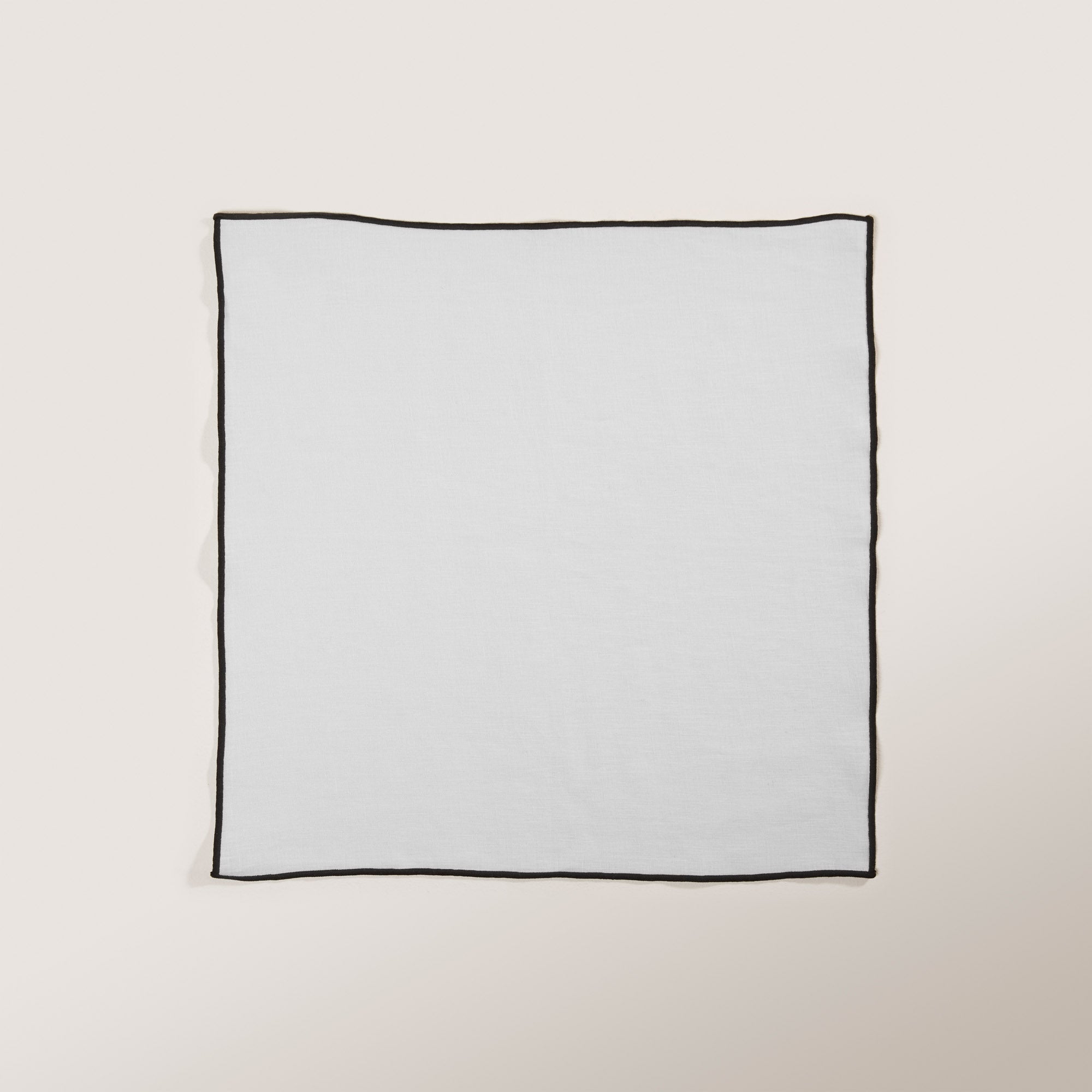 Serviette de table CARLINA blanc pur et bourdon noir